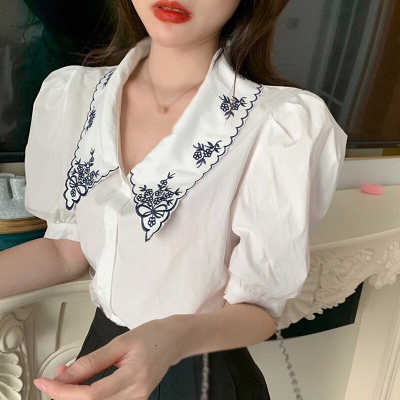 بلوزة صيفية على الطراز الكوري مزينة بالورود ، قميص مطرز بأكمام قصيرة مع طية صدر السترة ، S1