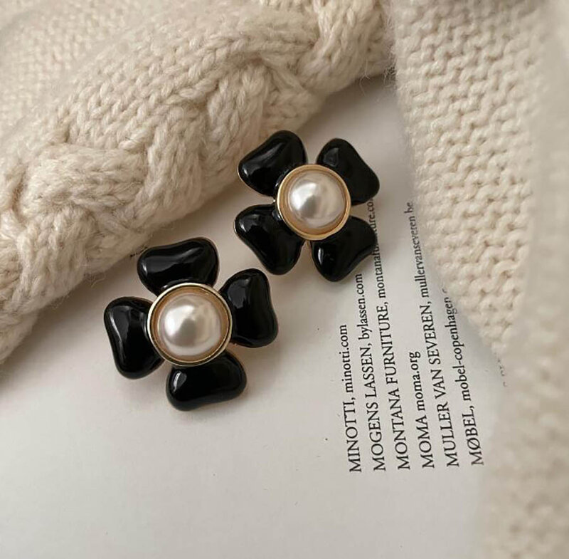 Boucles d'oreilles pétales de fleurs noires et blanches à quatre feuilles, style médiéval, chic, élégant, vintage, perles, piercing