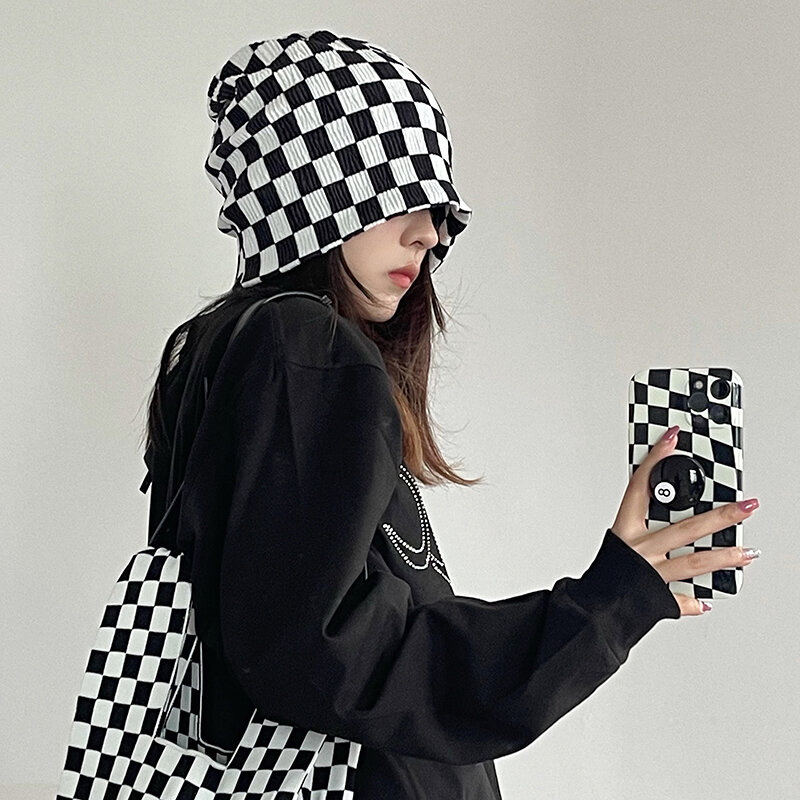 2021 الكورية الرجعية موضة جديدة أبيض وأسود الشطرنج سروال قصير قبعة صغيرة لخريف شتاء الرجال والنساء باوتو قبعة