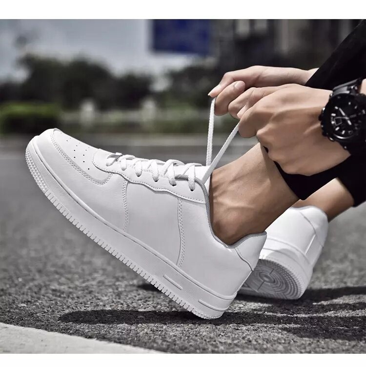 Lato i jesień 2021 koreańska wersja dopasowanych białych butów w pełnym kolorze, oddychające sportowe skórzane męskie obuwie sportowe