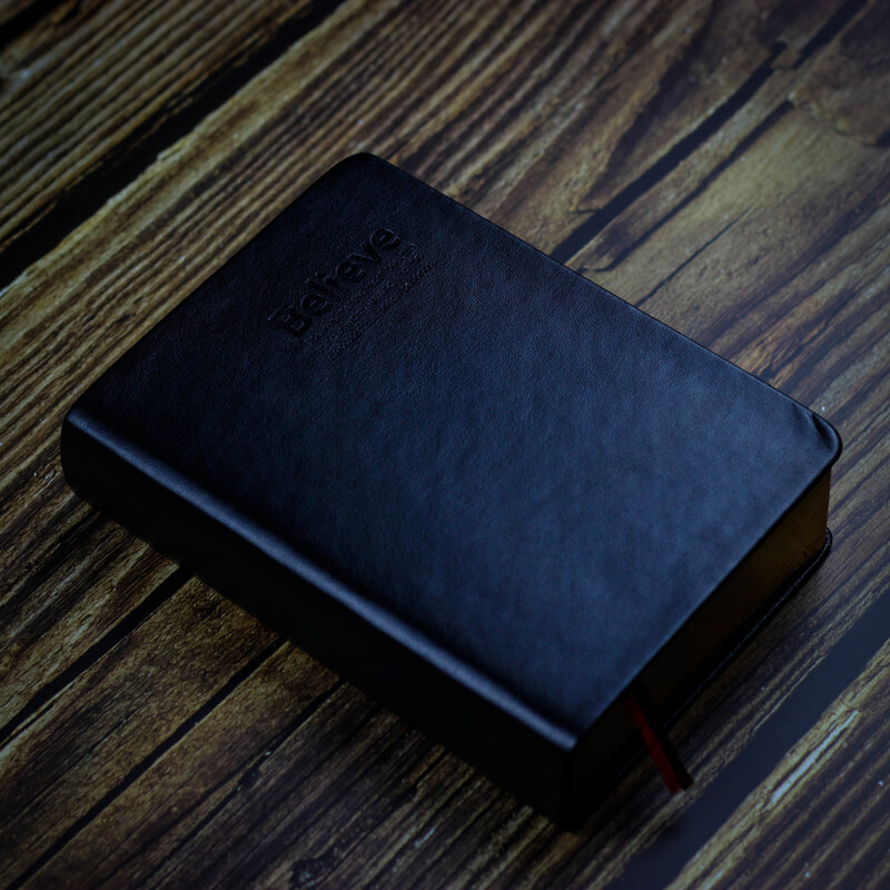 Lérigou a bíblia com este laptop caderno grosso livro de tânio