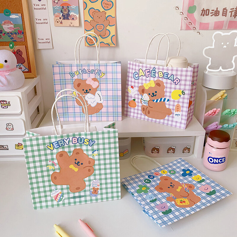 Nuovo sacchetto regalo borsa di carta corea carino moda orso griglia borse buon regalo all'ingrosso tasca ragazze popolari