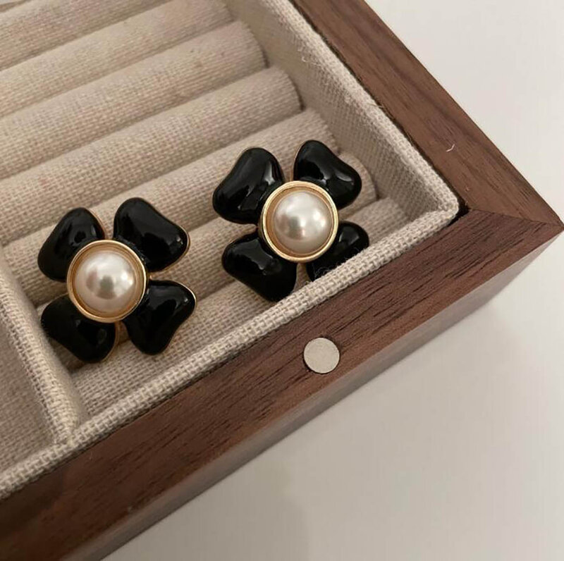 Mittelalterlichen vier-blatt blume schwarz und weiß blütenblatt ohrringe chic elegante frauen exquisite vintage perle stud piercing
