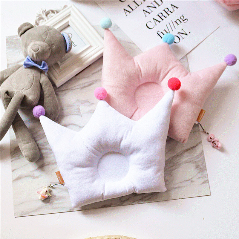 Almohada para bebés recién nacidos, posicionador de cabeza plana de terciopelo para bebés, almohada antivuelco con colgante encantador YCZ013