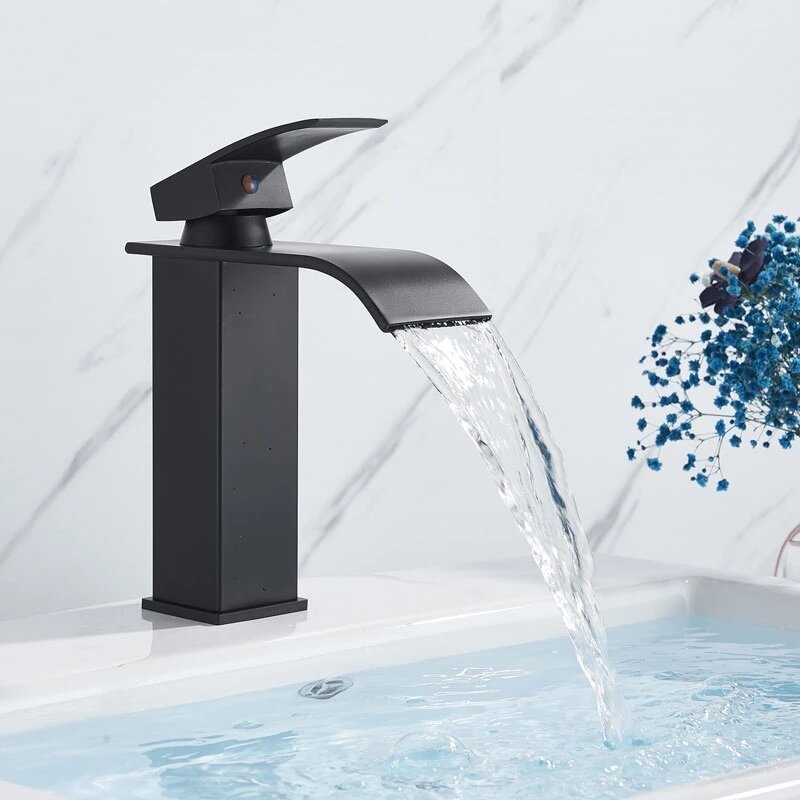 Смеситель водопад для раковины в ванную комнату, настенный черный кран для раковины, хромированный, для горячей и холодной воды