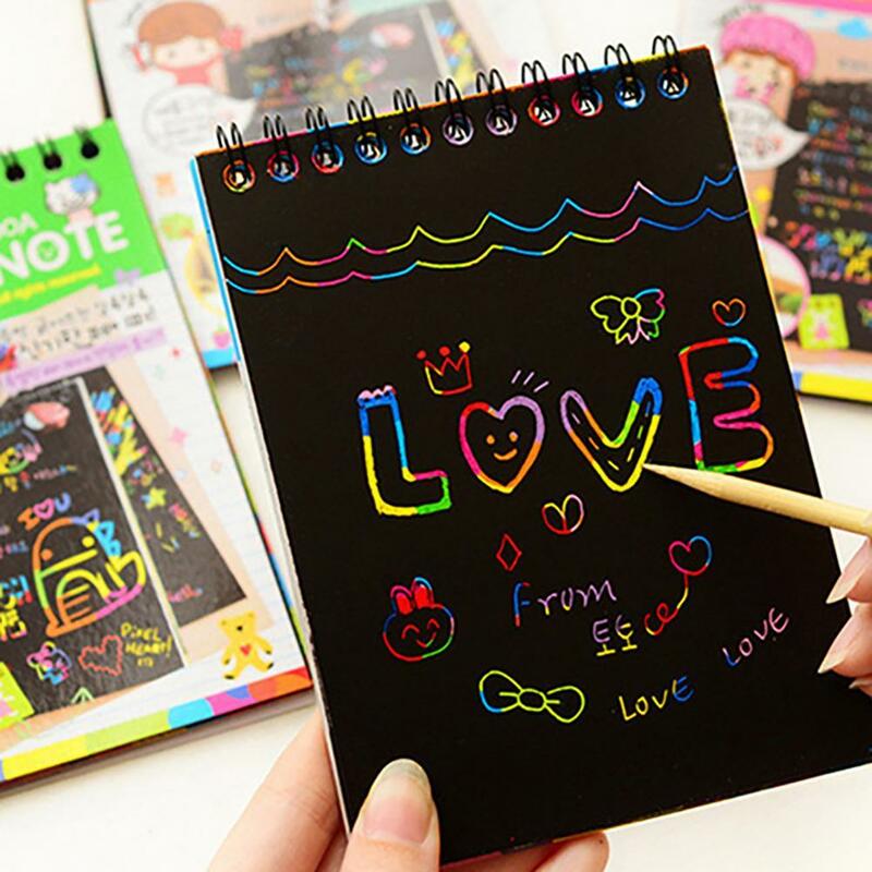 50% venda quente crianças arco-íris colorido scratch arte kit desenho pintura papel notebook com desenho vara presente