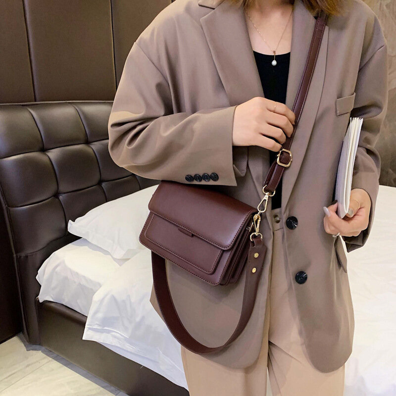 새로운 패션 와이드 스트랩 여성을위한 작은 정사각형 가방 럭셔리 솔리드 Pu 가죽 메신저 가방 고품질의 간단한 캐주얼 숄더 백