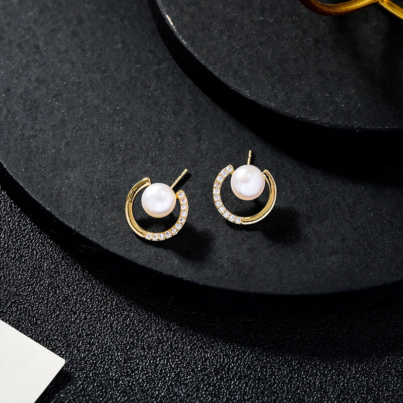 Orecchini di perle squisite in argento placcato oro reale S925 per le donne commercio all'ingrosso di gioielli di moda a forma di C in zircone lucido OL