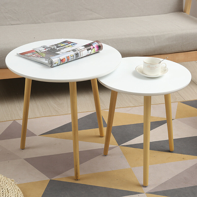 Круглый и треугольный журнальный столик верблюжий с тремя ножками деревянного бокового стола гостиная кровать комната простая мебель