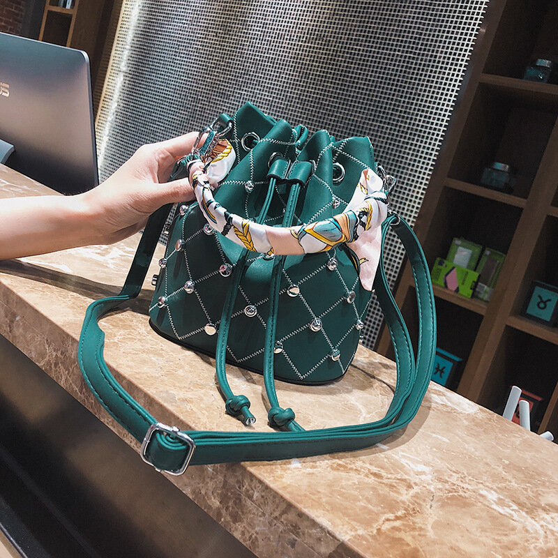 Модная женская сумка, 2021, кожаная сумка с ромбовидной решеткой и верхней ручкой, сумка-мешок с заклепками, роскошная дизайнерская женская су...