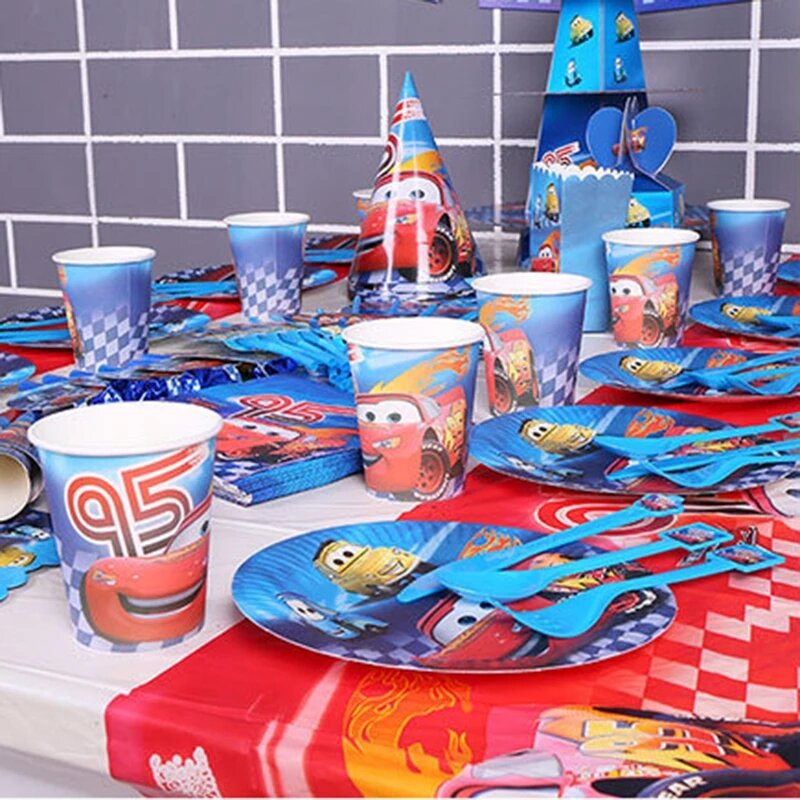 Decoração de festa com tema "lightning mcqueen", desenho animado, carros, decorações, talheres, pratos, copos, lembrancinhas infantis, chá de bebê, aniversário
