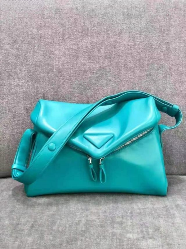 럭셔리 브랜드 2021 새로운 양피 삼각형 레이블 지퍼 플립 복고풍 패션 한 어깨 메신저 가방 모든 경기 여성 가방