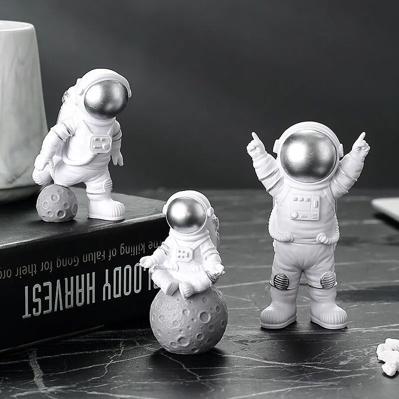 1 pz resina astronauta figura statua Figurine Spaceman scultura giocattoli educativi Desktop decorazione della casa astronauta modello regalo per bambini