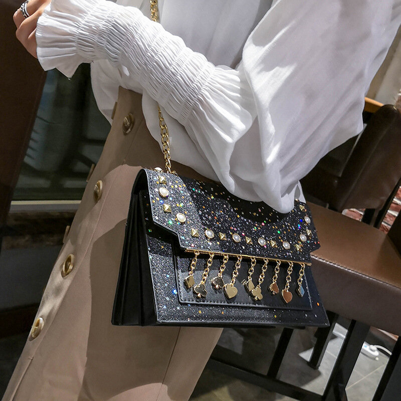 حقيبة كتف جلدية فاخرة للنساء ، حقيبة تحمل علامة تجارية مع شرابة معدنية وسلسلة ، 2020