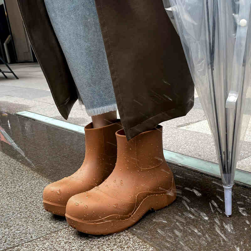 2021ใหม่ยี่ห้อผู้หญิง Rain Boots รองเท้าผู้หญิงเดินลื่นกันน้ำข้อเท้าเชลซีรองเท้าสบายๆหนาสั้น Boot S