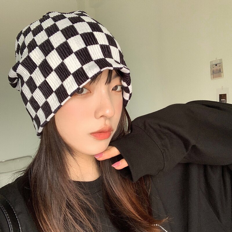 2021 الكورية الرجعية موضة جديدة أبيض وأسود الشطرنج سروال قصير قبعة صغيرة لخريف شتاء الرجال والنساء باوتو قبعة