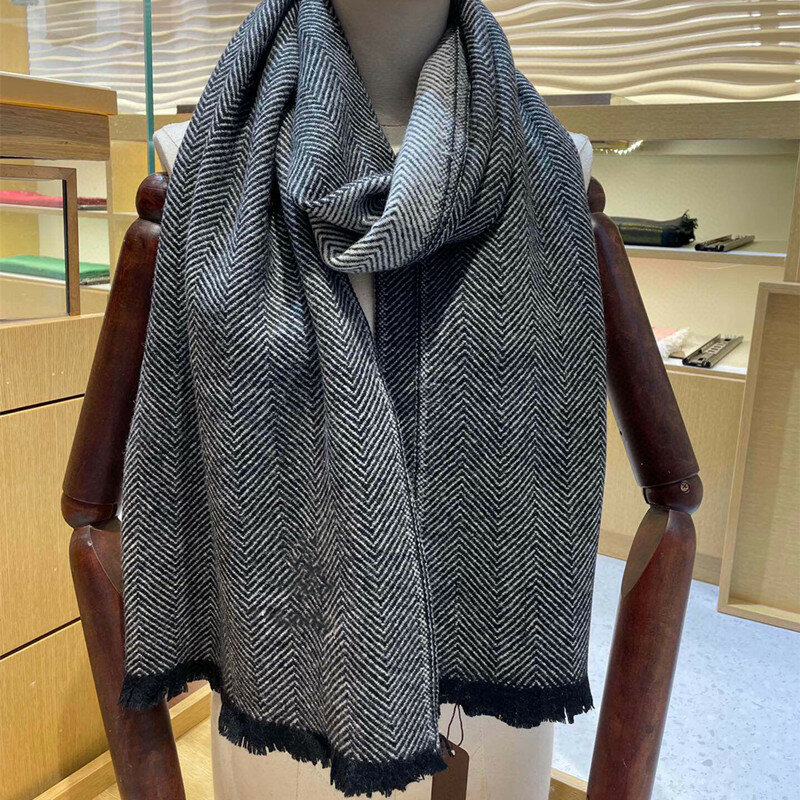 O novo cachecol de lã de cashmere e cordeiro de cor sólida, o mesmo design de luxo para homem e mulher, xale de cachecol de inverno quente
