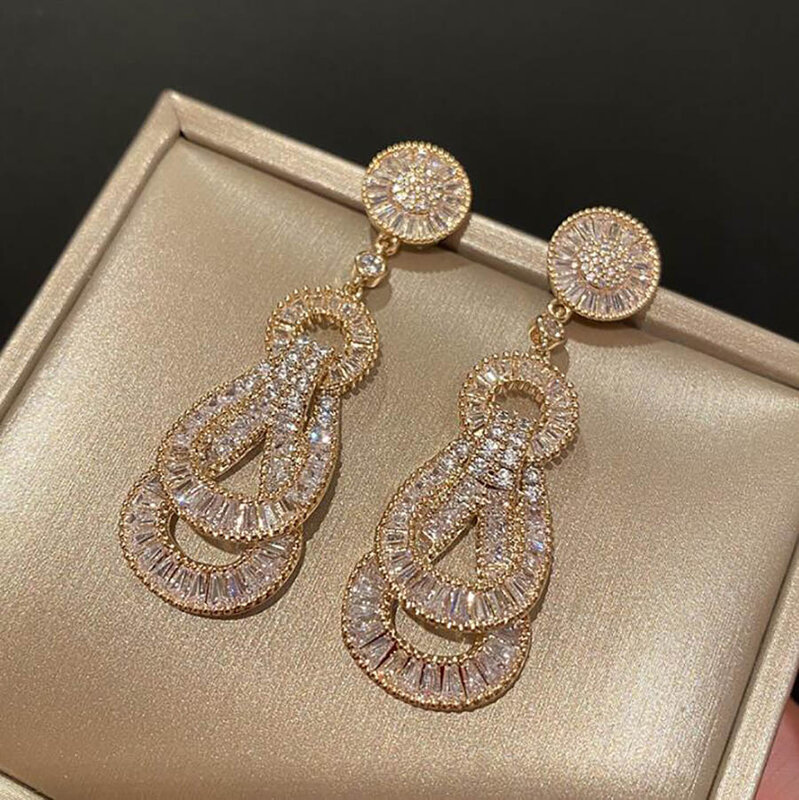 Boucles d'oreilles en forme de goutte en or, simples et exquises, longs strass brillants, bijoux de styliste pour banquet irrégulier