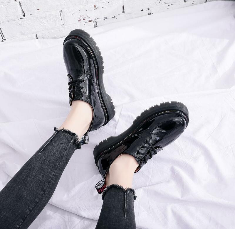 Strongshen sapatos femininos novo estilo europeu preto sapatos apartamentos dedo do pé redondo preto laço-up senhora couro plataforma sapatos de couro patente