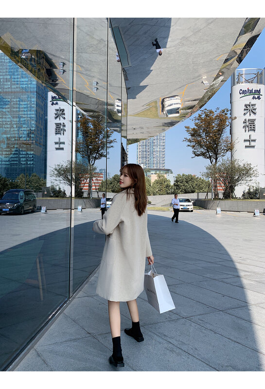 Versi Musim Gugur dan Musim Dingin dari Wanita Korea Berlapis Tombol Baris Tunggal Warna Murni untuk Menunjukkan Mantel Wol Tipis