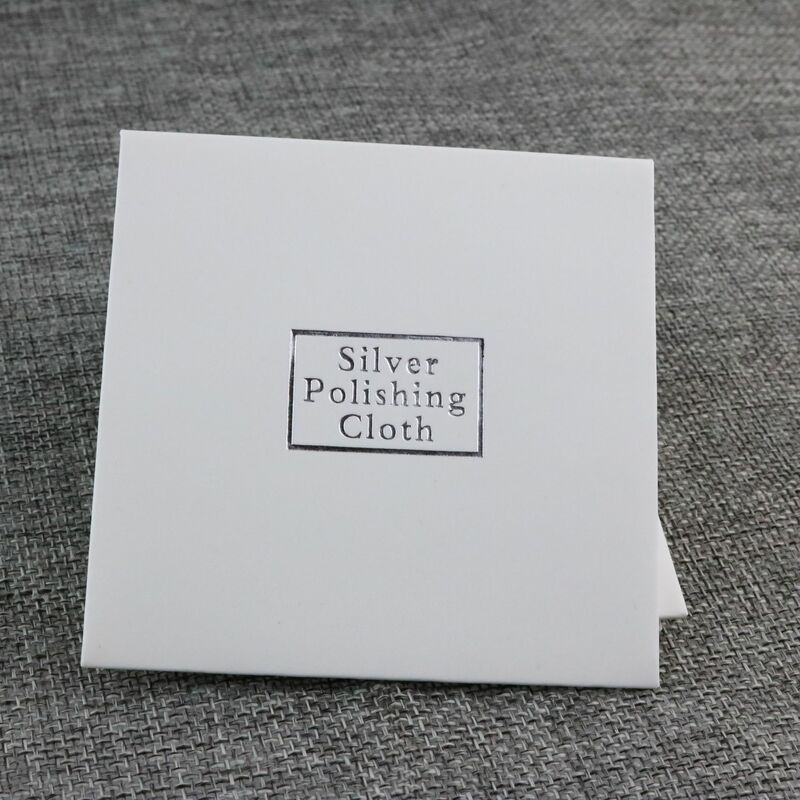 100 szt. Własne Logo 8x8cm mikro zamszowe srebrne tkaniny do polerowania biżuterii z białym papierowe opakowanie indywidualne opakowanie własne Logo