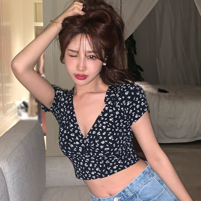 Top corto con cuello en V para mujer, camiseta de manga corta, blusas con estampado Floral Kawaii, ropa de moda coreana para mujer