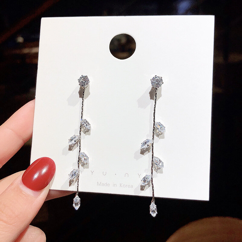 Женские серьги-гвоздики из серебра 925 пробы с цирконом
