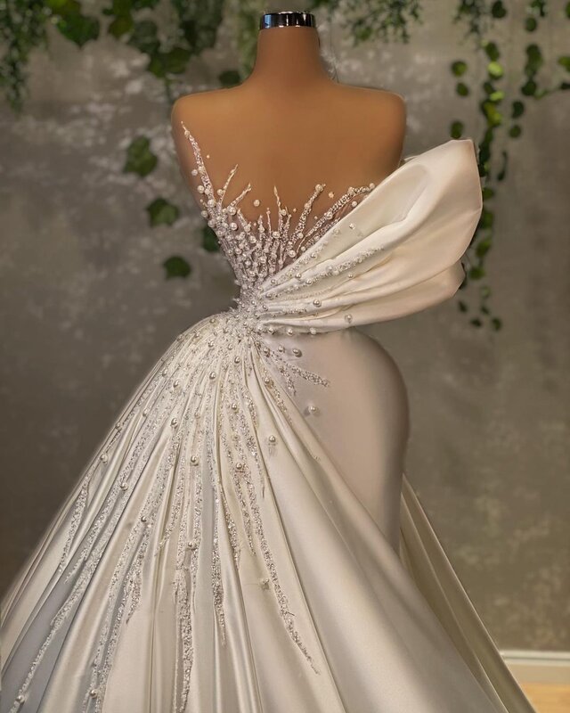 Białe luksusowe eleganckie suknie ślubne kryształki bez rękawów świecący długi Sweep pociąg kobiety suknie ślubne syrenka Custom Made