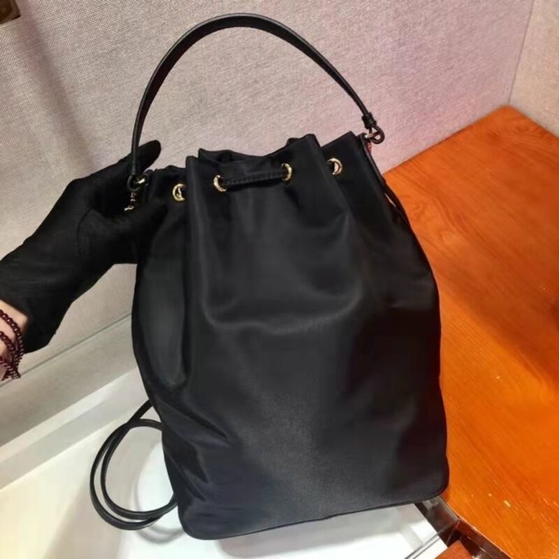 Well-known brand 2021 new casual fashion all-match portable female bag parachute nylon bucket bag large shoulder messenger bag