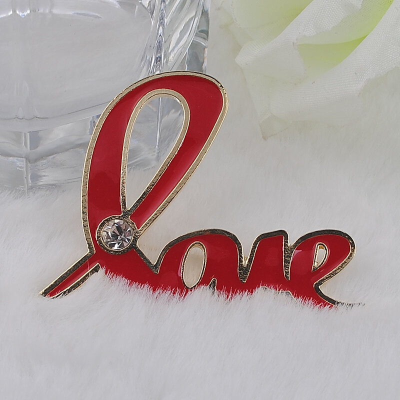Kryształek z motywem miłosnym różowy broszka ze wstążką
