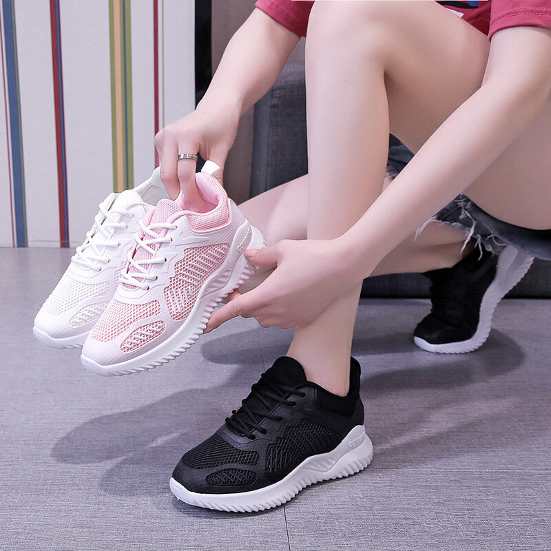 Zapatillas informales de deporte transpirables para mujer, zapatos planos de malla a la moda, calzado vulcanizado de gimnasio, color blanco, 2020