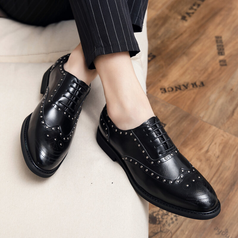 ใหม่ผู้ชาย Casual Loafers สไตล์อังกฤษ Rivet อย่างเป็นทางการรองเท้าแฟชั่นงานแต่งงานธุรกิจสำนักงานรองเท...