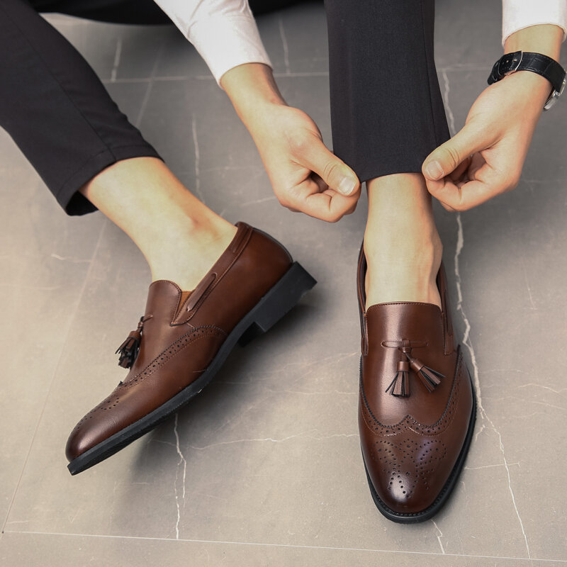Luksusowe męskie buty wsuwane eleganckie buty ślubne biuro skórzane czarne brązowe Slip On Pointed Tassel Loafer obuwie męskie