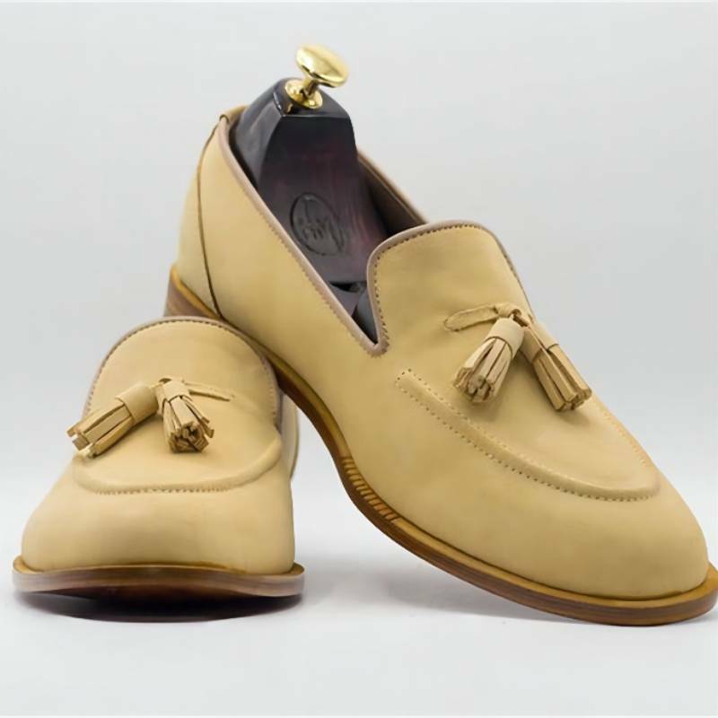 Zapatos de vestir clásicos a la moda para hombre, mocasines retro con borla de cabeza redonda de ante amarillo claro hechos a mano, XM486, novedad de 2021