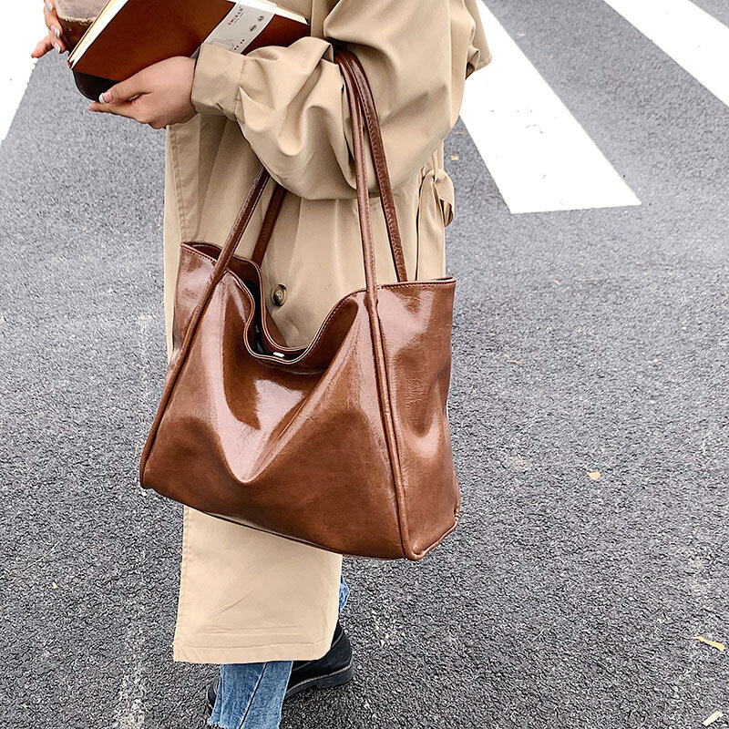 Bolsa de couro macio novo estilo 2021 outono e inverno moda retro um ombro commuter para o trabalho feminino saco de cor sólida tote