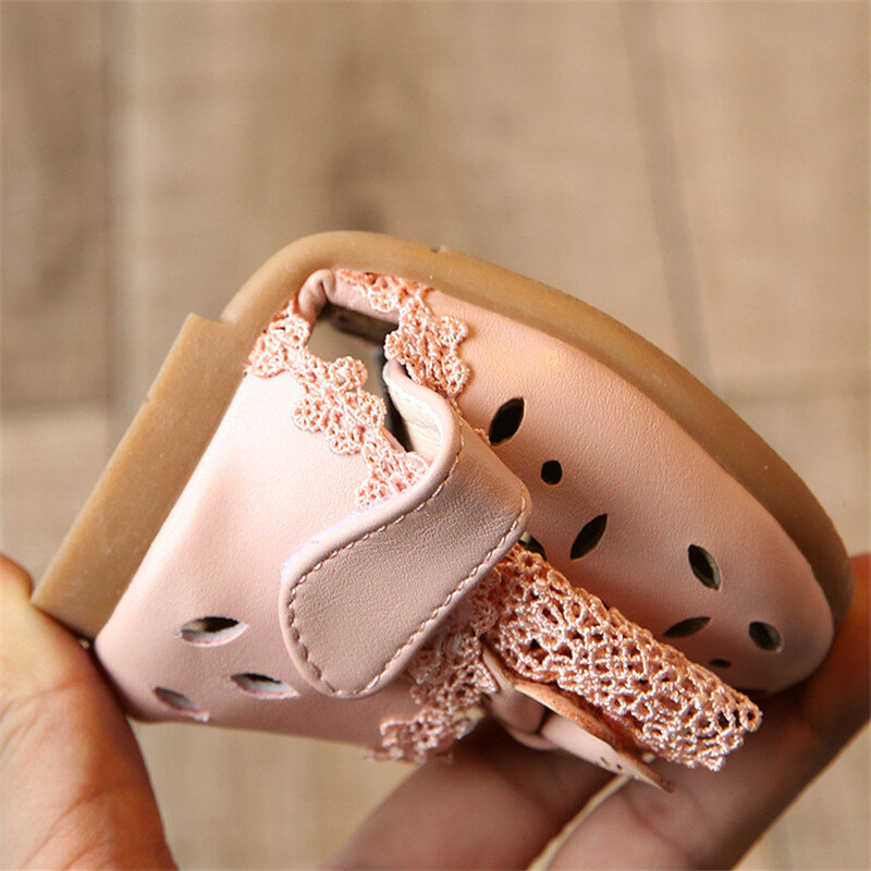 أحذية أطفال صيفية موديل 2020 صنادل أطفال حلوة مصنوعة من الجلد مناسبة للفتيات الصغار أحذية مزودة بفيونكة قابلة للتنفس للبنات