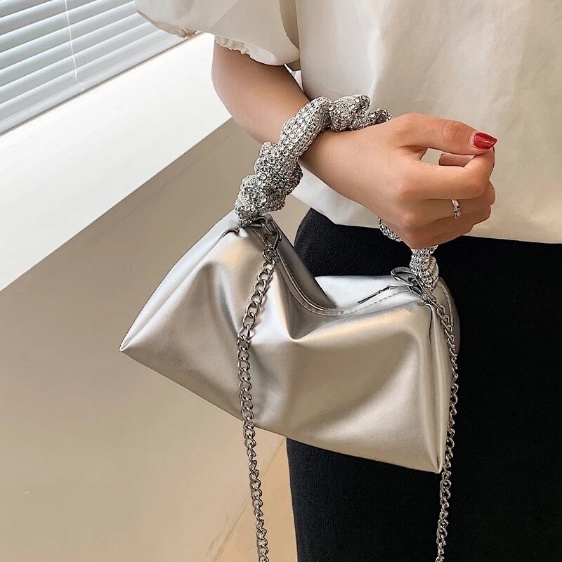 Bolso de mano plisado con diamantes para mujer, bolsa de mano de cuero PU suave de alta calidad, de diseñador, bandolera con cadena, novedad