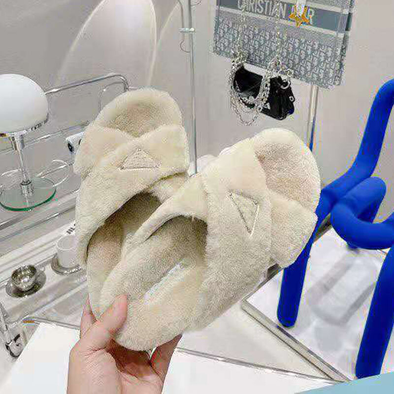 플랫 바닥 플러시 슬리퍼 여성의 외부 착용 2021 가을 새로운 양모 홈 게으른 단어 샌들 실내 미끄럼 방지 면화 신발