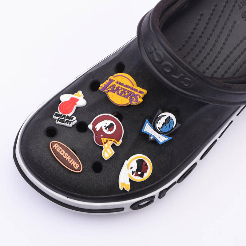 Dijes de diseño de zapatos de equipo de fútbol para adultos, accesorios de dijes deportivos para zuecos Raiders, pulseras, regalos de fiesta de navidad