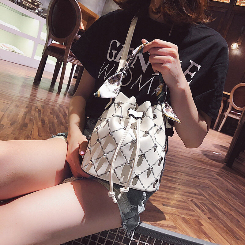 Bolsa feminina transversal, bolsa de couro japonês de diamantes, com alça de rebites