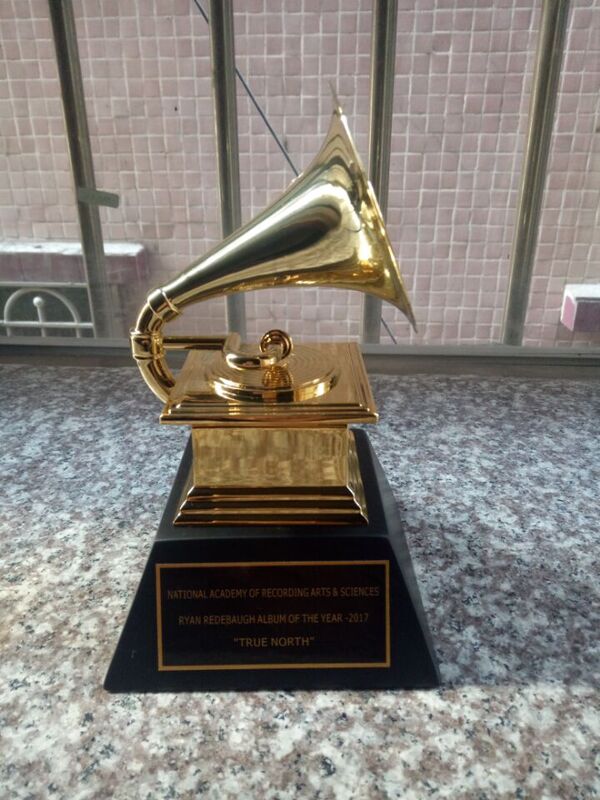 Grammy Award GramophoneโลหะTrophy 1:1ขนาดNARASเพลงของที่ระลึกรางวัลรูปปั้น