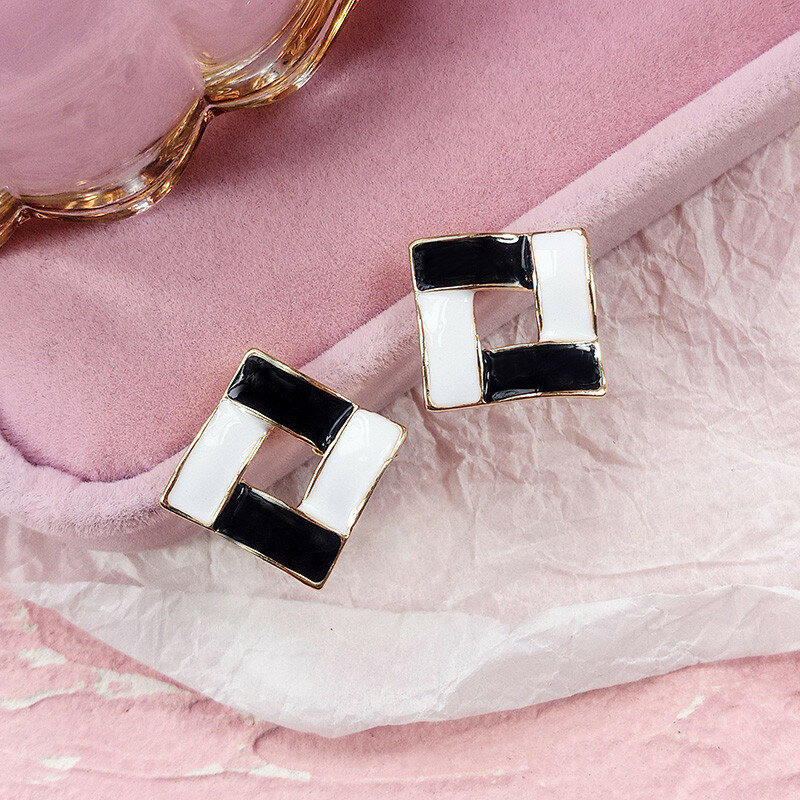 Groothandel Alloy Wilde Retro Zwart-witte Opengewerkte Stud Earring Girl Accessoires