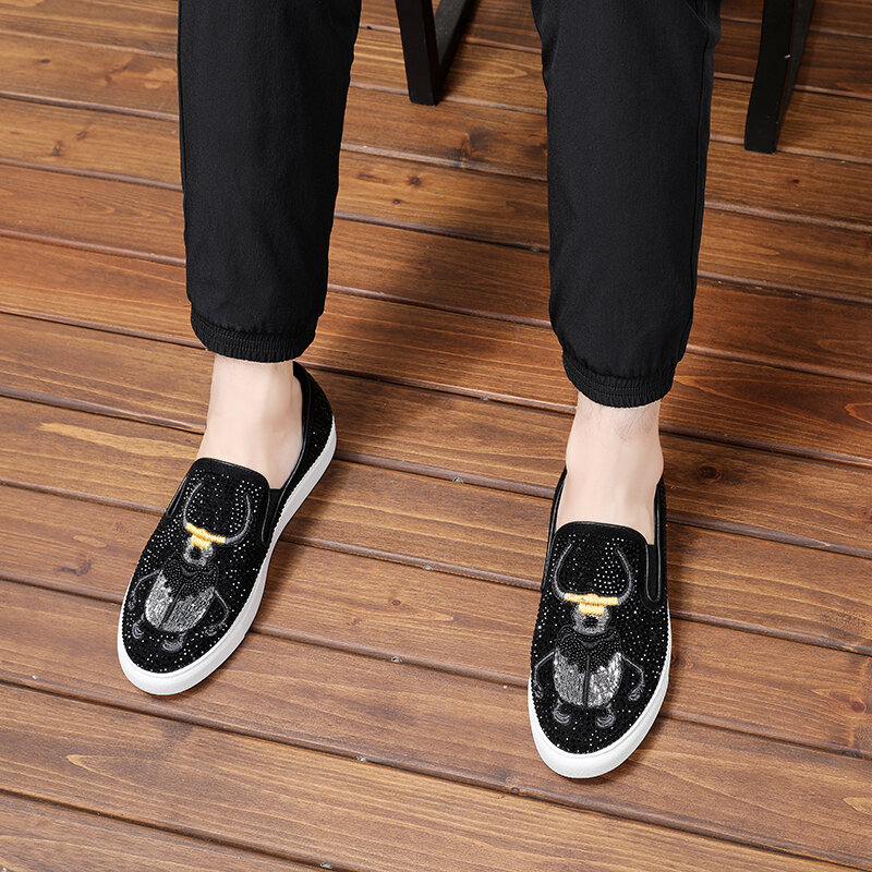 2019 Desain Baru Plus Size38-46 Diamond Berlian Imitasi Hewan Kumbang Pola Slip-On Pria Sepatu Bahasa Jerman Fashion Desainer Sepatu