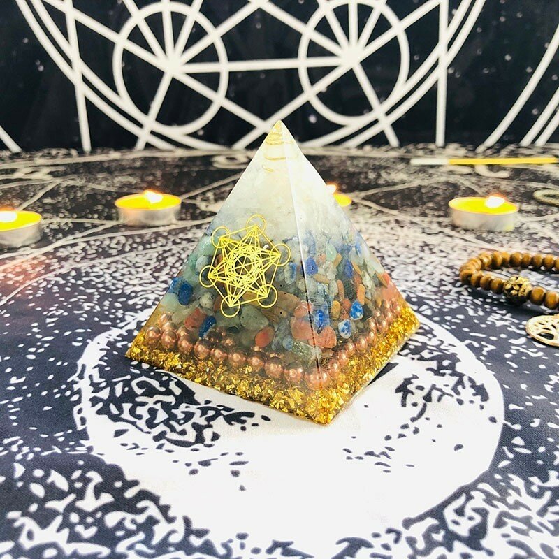 AURAREIKI Orgonite Piramide Raziel Sahasrara Chakra Natuurlijke Witte Kristal Kleur Kristal Hars Piramide Ambachten Symboliseert Mooie