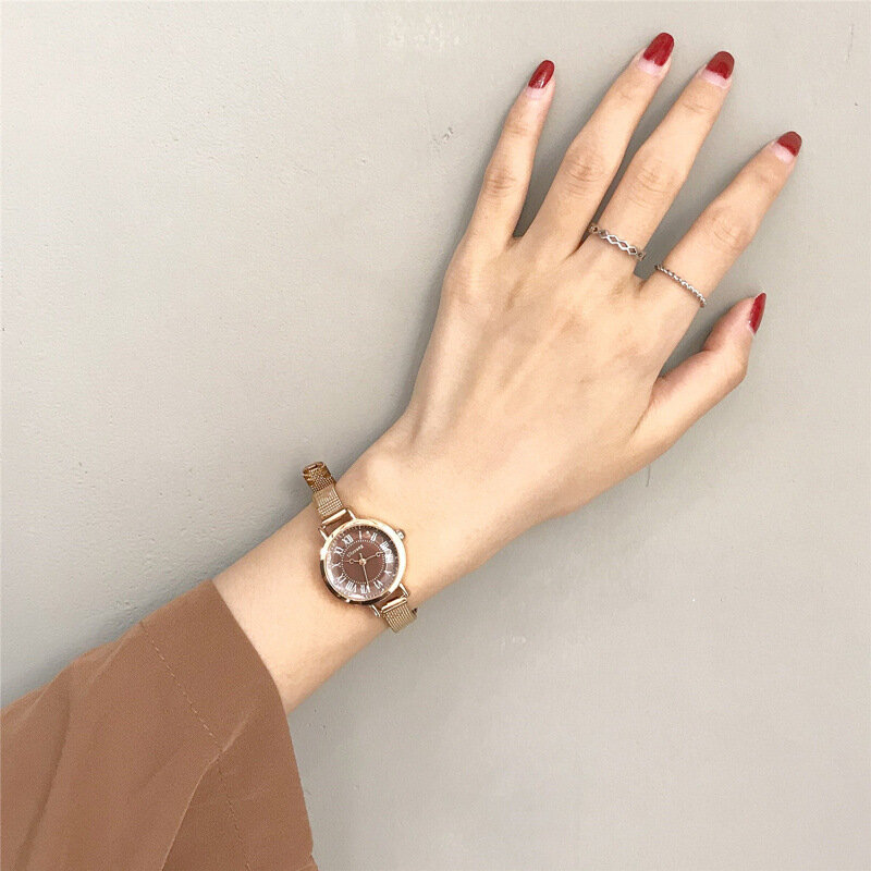 Relógio de pulso dourado feminino, relógio pequeno quartz de malha dourada elegante com pulseira