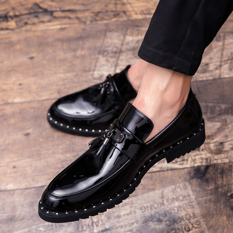 Męskie buty skórzane modne męskie mokasyny buty letnie oddychające Vintage pomponem mężczyźni Slip On buty outdoorowe mokasyny Homme L5