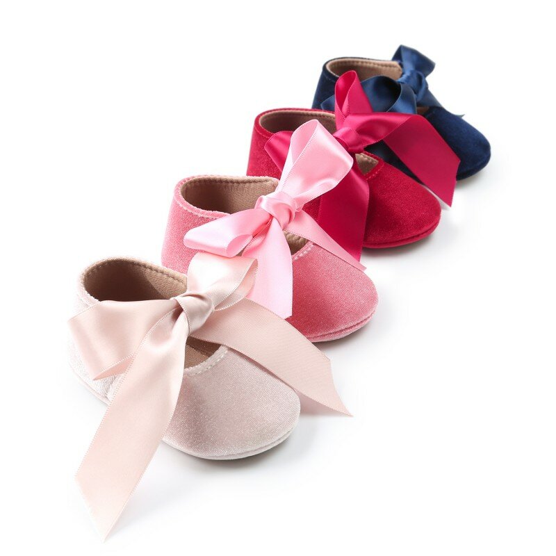 Sapatos de primavera para meninas com laço borboleta, calçados macios antiderrapantes de algodão para bebês recém-nascidos para primeiros passos