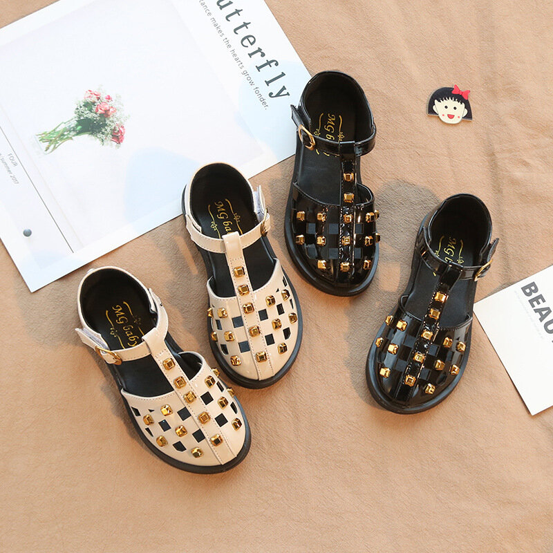 新韓国girls'shoesヘッドラップ半サンダル夏の子供のソフト底のリベットファッションガールズア中空アウト2019
