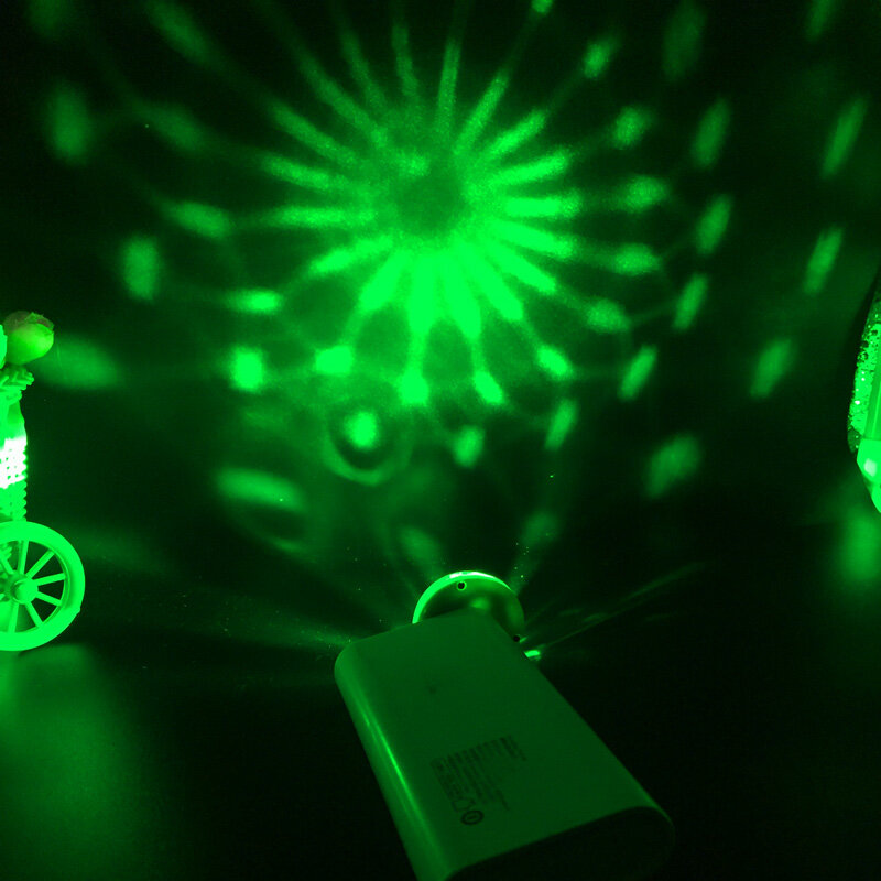 Lampu Panggung Dekorasi Liburan USB Mini Warna-warni Lampu LED Proyektor Bola Putar Sensor Musik Lampu Panggung Ajaib Lampu Liburan Disko KTV