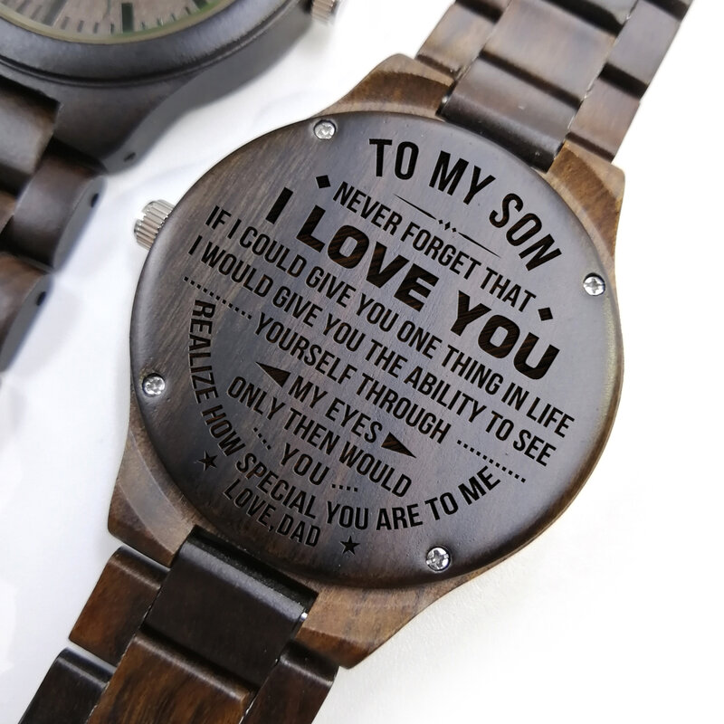 お父さんから息子への贈り物が刻まれた木製時計を忘れないでください